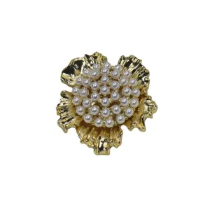 Broche fleur perle or vintage elegante accessoire de mode luxe pour femme bijou chic design