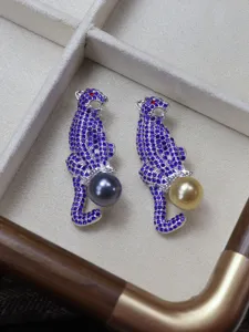 Exquisite rhinestone encrusted leopard brooch set with colorful pearls for women fashion.