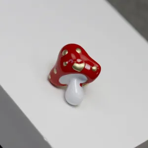 Dettaglio spilla fungo rosso in smalto vintage per donna con puntini dorati e chiusura