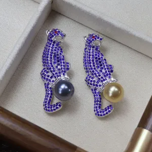 Exquisite purple crystal rhinestone leopard brooch featuring elegant pearls for women.