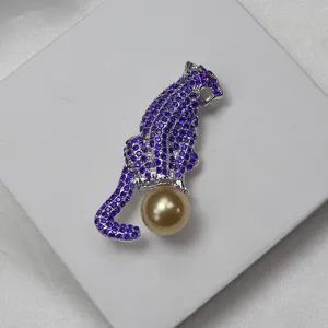 Vintage leopard brooch sparkling rhinestone gold pearl animal pin for women suit jacket accessories