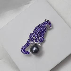 Elegant leopard rhinestone pearl brooch for women suit jacket, stylish crystal animal pin.