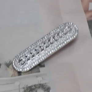 Detailaufnahme einer vintage silberfarbenen Strass-rechteckigen Haarklammer Accessoire.
