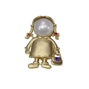 Spilla vintage oro opaco bambina perla con strass rossi e viola per accessori abbigliamento.