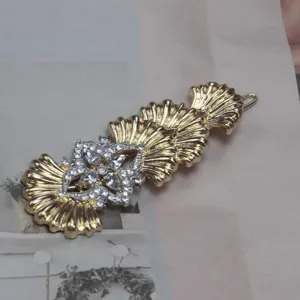 Vintage goldfarbene Haarklammer mit glitzernden Strasssteinen elegante französische Haarspange