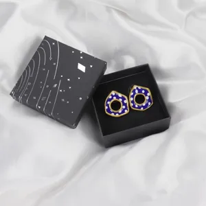 Élégantes boucles d'oreilles géométriques irrégulières à pois bleus avec boîte cadeau noire.