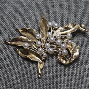 Vintage gold tone leaf pearl brooch elegant rhinestone flower pin coat clothing accessory