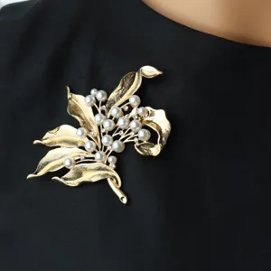 Vintage gold-tone pearl and rhinestone floral brooch jacket accessory elegant botanical pin
