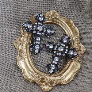 Vintage strass kruis broche hanger, antiek zilverkleurig gotisch kristal sieraden accessoire.