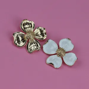 Vintage metal four-petal flower brooch, exquisite enamel floral detail, elegant jewelry accessory.