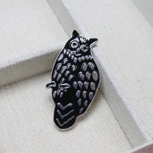 Spilla smaltata gufo vista dettaglio, spilla metallo vintage nero argento per vestiti.
