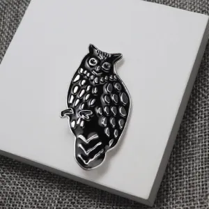 Squisita spilla smaltata gufo nero e bianco, elegante accessorio di moda per abbigliamento.
