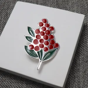 Spilla smaltata con bacche rosse e foglie verdi, elegante spilla botanica in metallo donna.