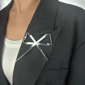 Spilla con fiocco in metallo argentato elegante spilla a nastro minimalista per donna accessorio chic