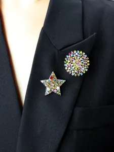 Gros plan détaillé de broches étoiles et rondes en strass multicolores pour tenues chics.