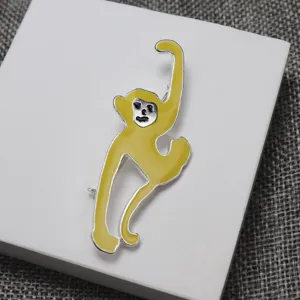 Spilla scimmia smalto giallo spillina simpatico animale risvolto badge dettaglio