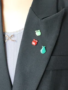 Delizioso set di spille in smalto con motivi di mela e pera, ideale per decorare vestiti e borse.
