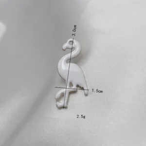 Détail de pendentif émaillé flamant rose blanc avec indications de taille et de poids.