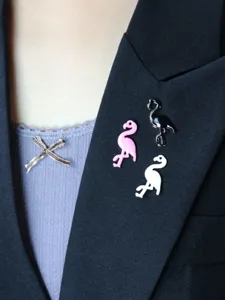 Broche émaillée flamant rose, détail d'accessoire de revers en métal pour vêtements et sacs.