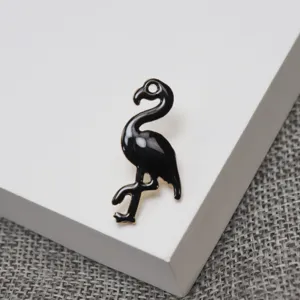 Broche émaillée flamand rose noir joli pin's métallique vêtements accessoire détail.