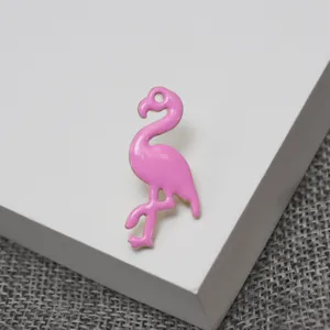 Vue rapprochée et détaillée de la jolie broche émaillée flamant rose aux finitions soignées.