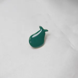 Dettaglio in primo piano della spilla in smalto verde a forma di pera per cappelli.
