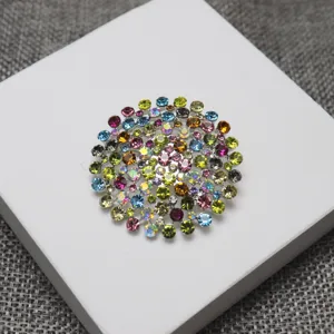 Gros plan détaillé de la broche en strass multicolores scintillants et cristaux brillants.