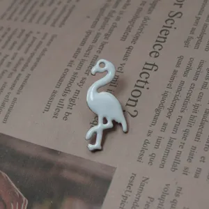 Jolie broche émaillée flamant rose blanc insigne élégant accessoire de vêtement sac