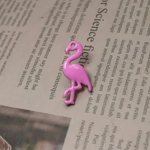 Jolie broche émaillée flamant rose mignonne pour vêtements sacs, vue détaillée gros plan.