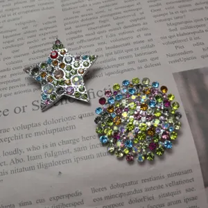 Vue détaillée de superbes broches étoile et ronde en strass colorés étincelants, style vintage.