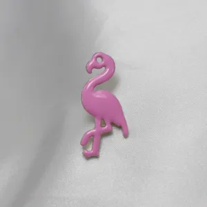 Belle broche émaillée flamant rose vue détail, joli accessoire métal pour vêtement.