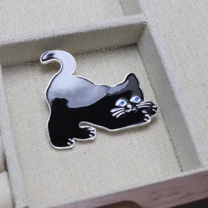 Splendida spilla gatto nero smaltato con occhi azzurri accessorio moda metallico dettaglio.