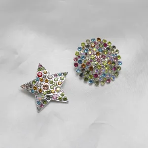 Magnifique ensemble de broches en strass avec des formes d'étoile et de cercle élégantes.