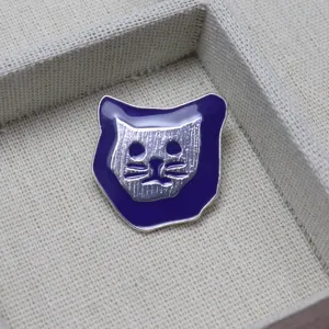 Spilla per gatto in smalto viola chic, elegante badge in metallo argentato per abbigliamento.