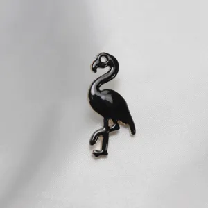 Jolie broche émaillée flamand rose noir pour vêtements, chapeau et accessoires de sacs décoration