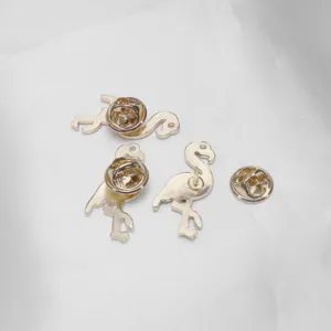 Broche flamant rose en métal vue de détail montrant le fermoir sécurisé pour vêtements.