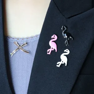 Joli ensemble de broches émaillées flamand rose, badges métalliques noirs et blancs vêtements.