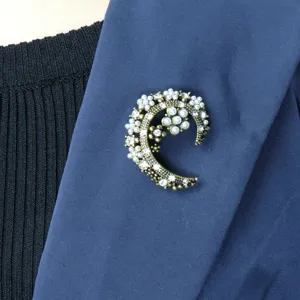 Vintage gold-plated pearl rhinestone crescent moon brooch pin for elegant women fashion