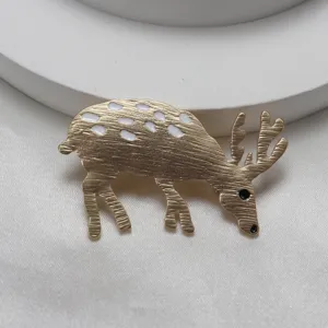 Vista dettagliata della spilla smaltata cervo dorato, elegante accessorio spilla revers animale.
