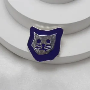 Graziosa spilla in smalto a forma di gatto con dettagli argento e blu scuro, accessorio.