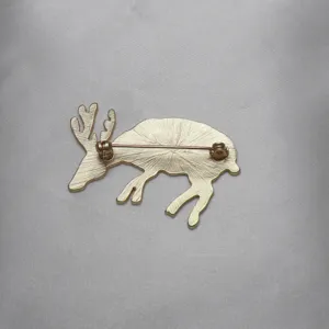 Spilla cervo oro dettaglio del retro, elegante accessorio animale in metallo per stile quotidiano.