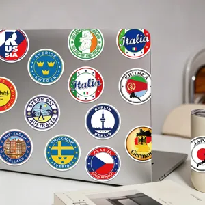 Wereldreizen vlaggen en steden herkenningspunt decoratieve stickers voor laptop en koffer.