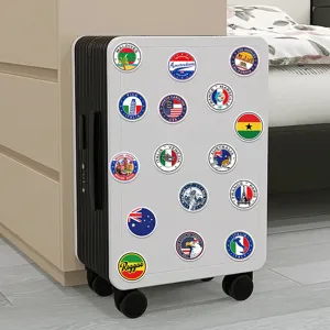 Set stickers met wereldvlaggen en beroemde monumenten voor koffer en laptop decoratie.