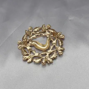 Detailansicht der Rückseite einer vintage goldenen Metall Vogel Kranz Brosche Pin Zubehör.