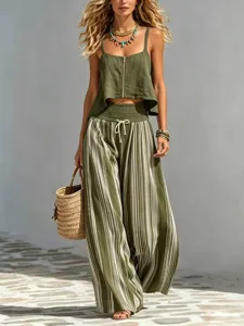 Boho gestreepte wijde broek set detail met groene ritssluiting top en stijlvolle vakantielook.