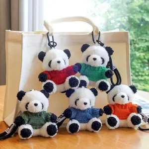 Vista dettagliata del portachiavi panda in peluche carino con maglioni colorati.
