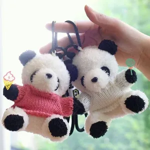 Simpatico portachiavi in peluche panda con maglione, grazioso ciondolo per borsa e giocattolo.