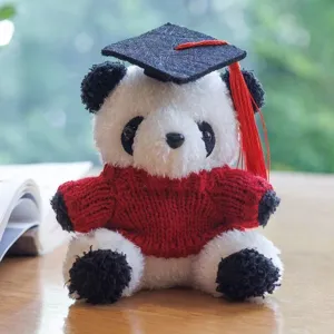 Pendente in peluche panda di laurea con cappello da dottore e maglione rosso regalo.