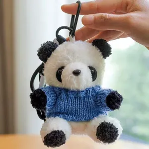 Simpatico portachiavi panda in peluche con maglione lavorato a maglia blu, morbido pendente.