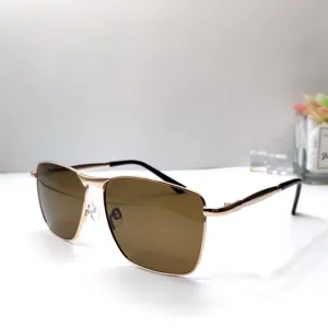 Detailansicht stilvoller Herren Sonnenbrille mit Metallrahmen und braunen Gläsern.